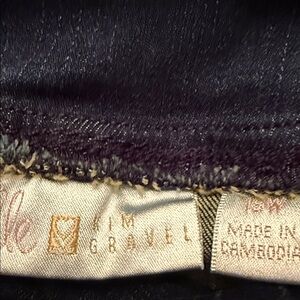 Dark blue jeans.  Kim gravel.  
 18w